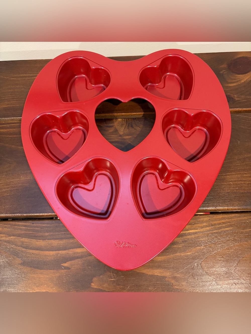 WILTON RED METAL VALENTINE HEARTS MUFFIN CUPCAKE TIN--RETIRED, EUC